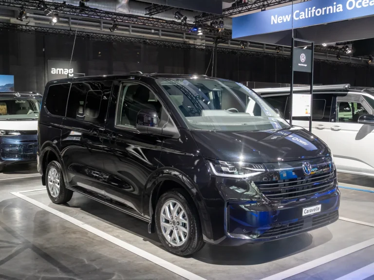 Volkswagen New Caravelle noire vue de trois quarts avant au salon Auto Zurich 2025 ; configuration européenne non contractuelle