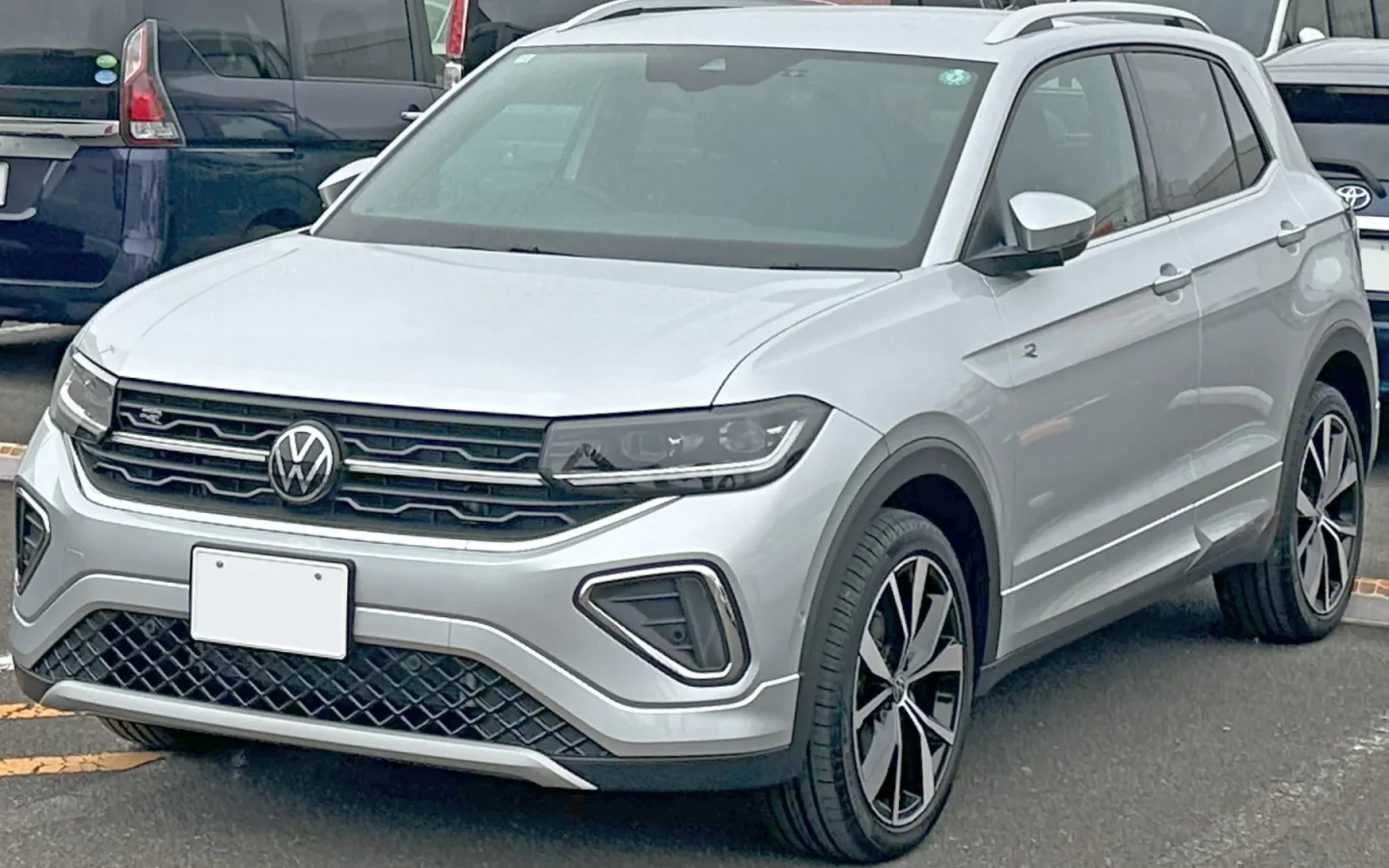 Volkswagen T-Cross restylé blanc vu de trois quarts avant ; véhicule japonais non contractuel