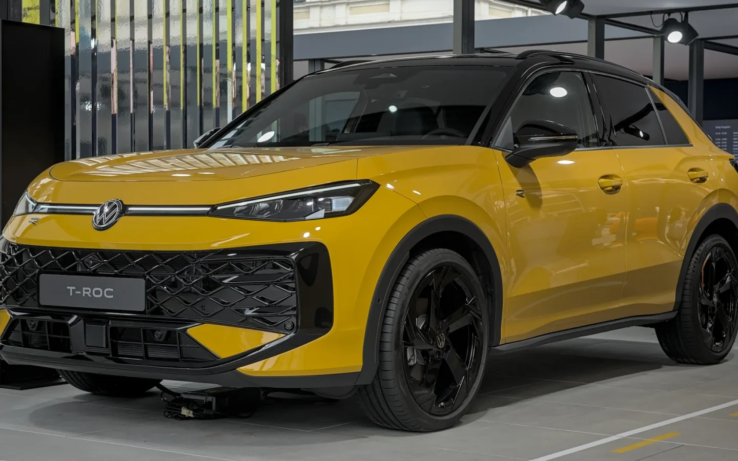 Volkswagen T-Roc de deuxième génération jaune vu de trois quarts avant à l'IAA ; finition non contractuelle
