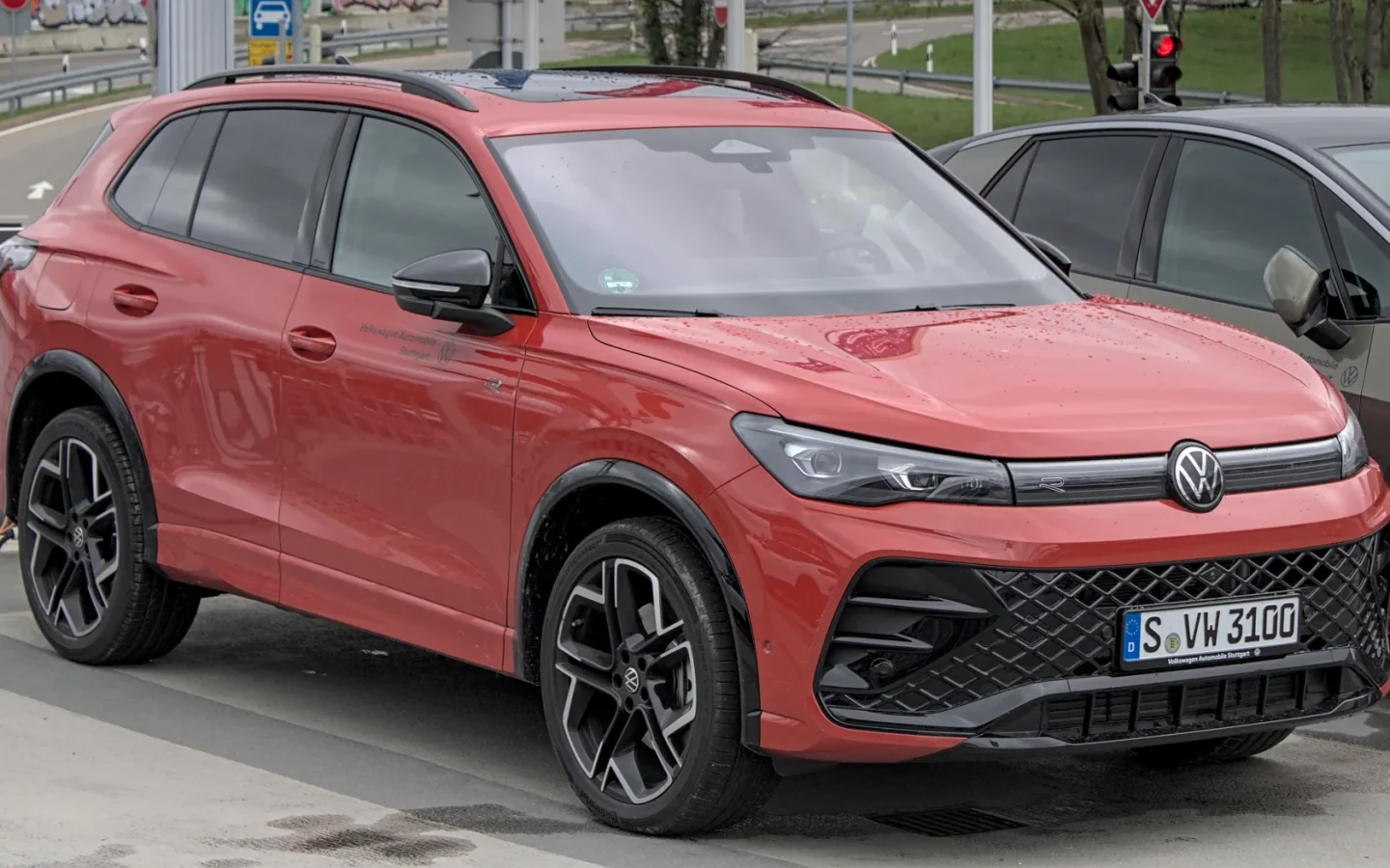 Volkswagen Tiguan de troisième génération rouge vu de trois quarts avant ; véhicule allemand non contractuel