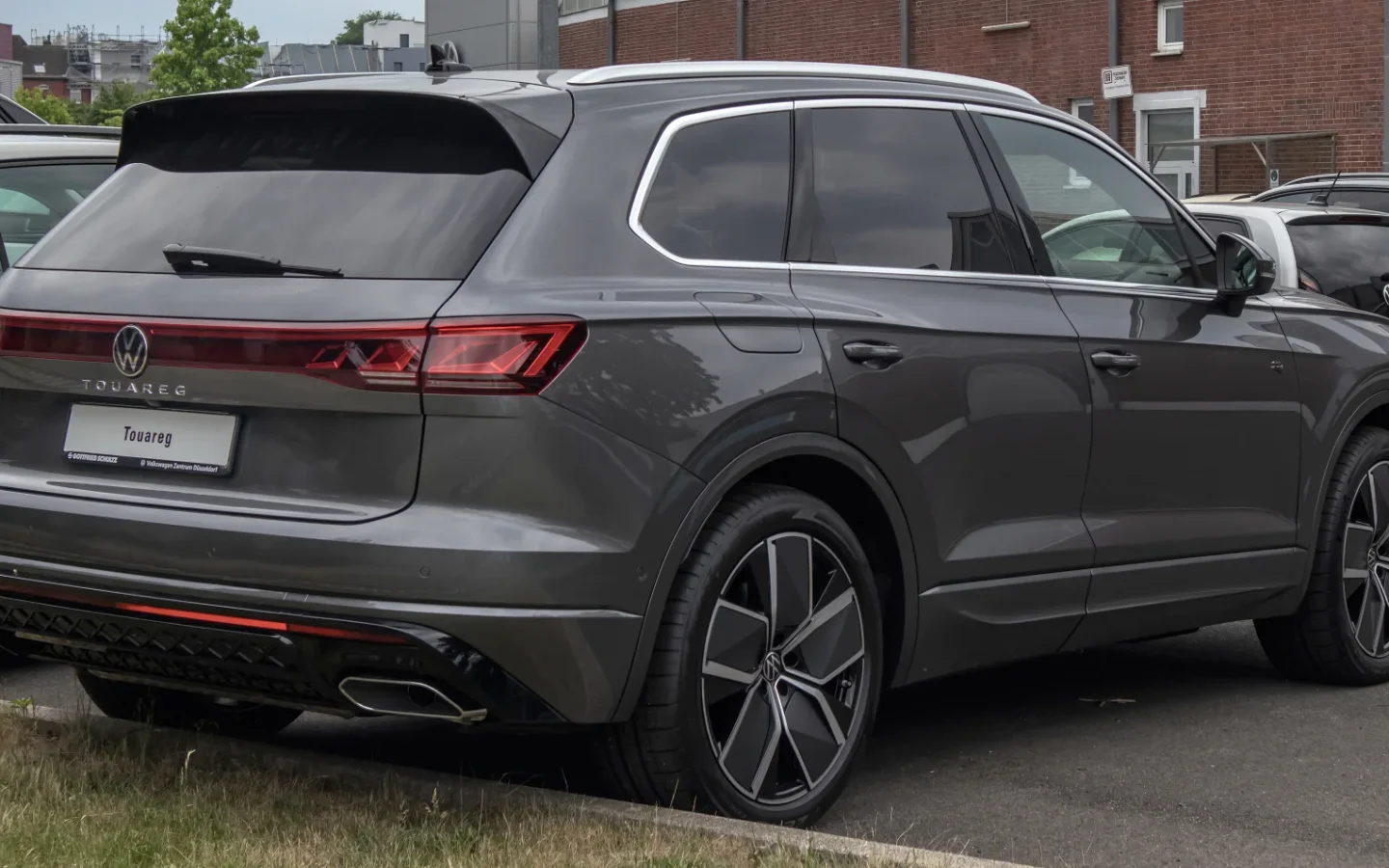 Volkswagen Touareg III restylé gris vu de trois quarts arrière ; véhicule allemand non contractuel