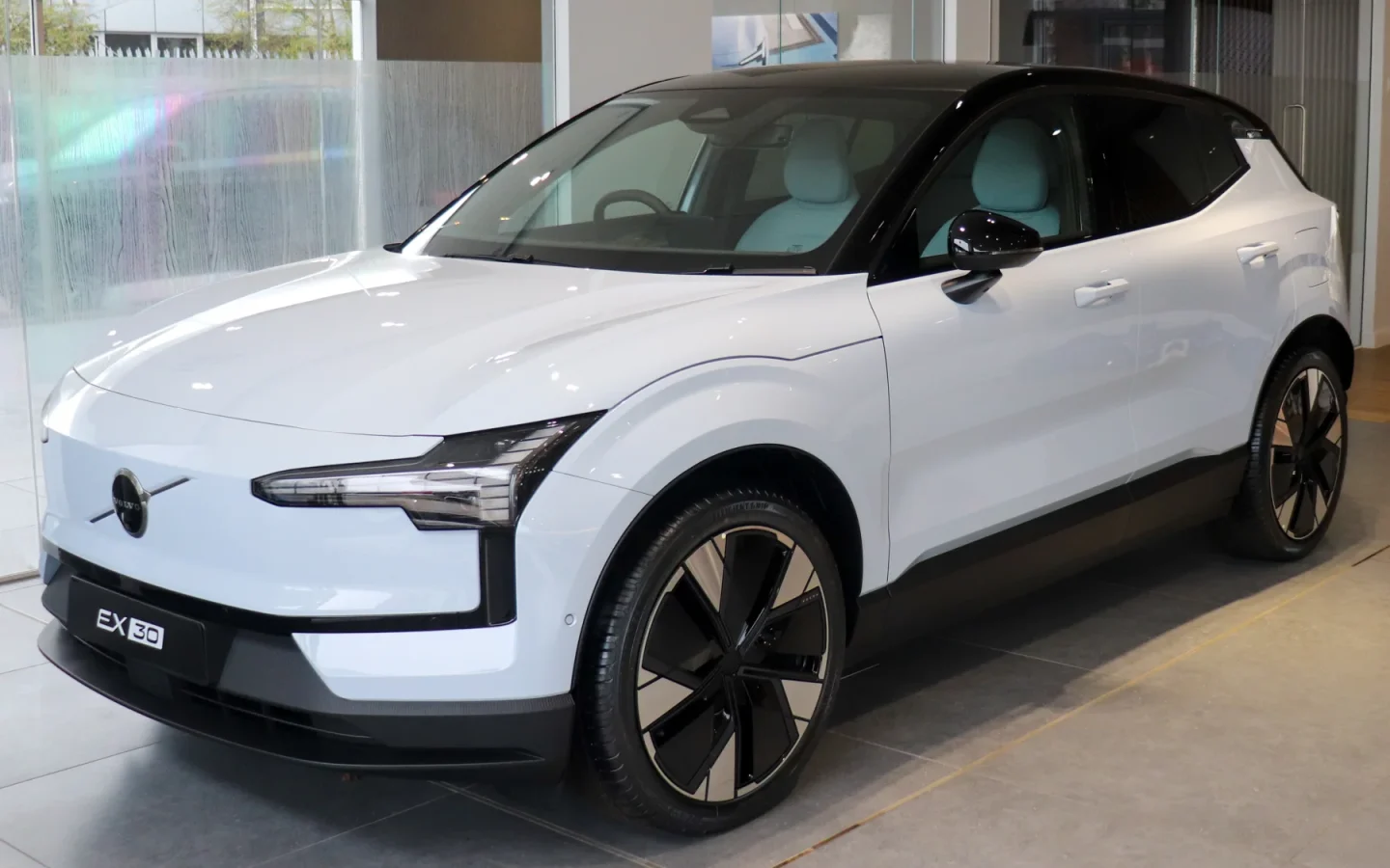 Volvo EX30 blanc vu de trois quarts avant ; configuration étrangère non contractuelle