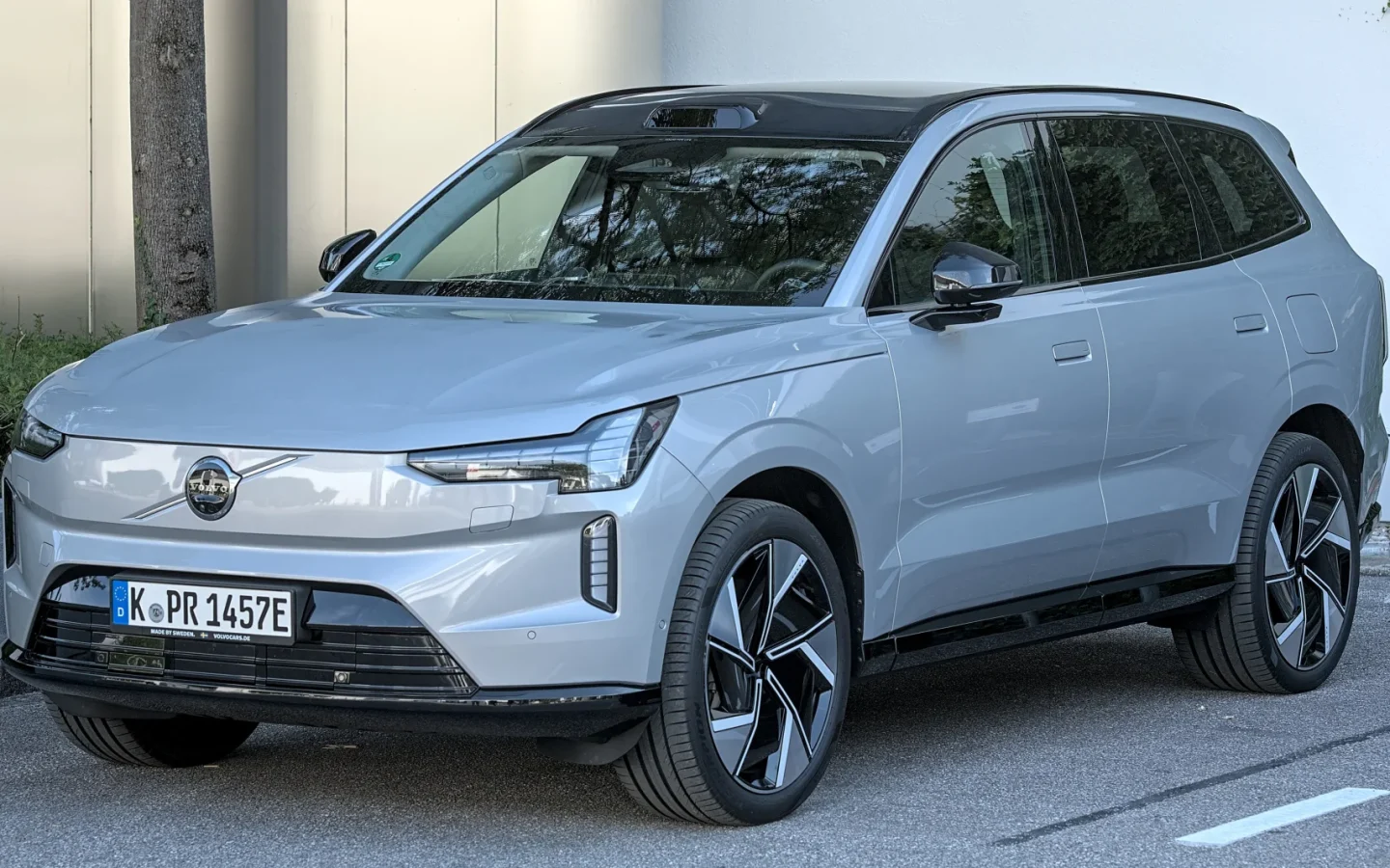 Volvo EX90 gris vu de trois quarts avant ; véhicule étranger non contractuel