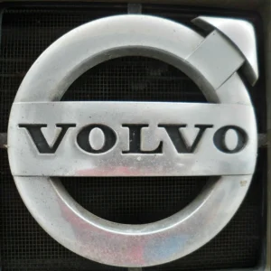 Emblème Volvo photographié sur une calandre