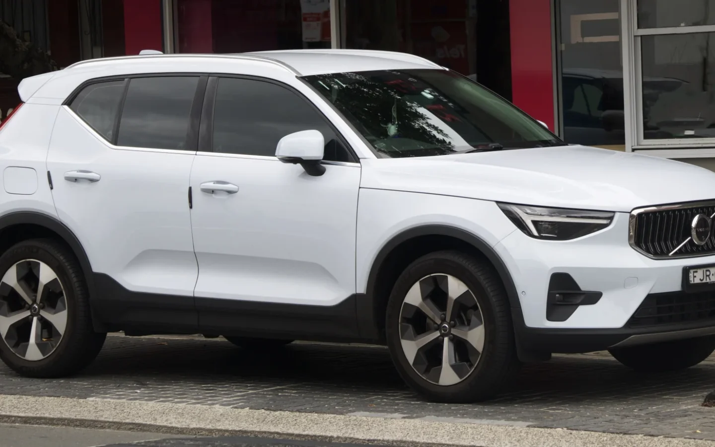 Volvo XC40 restylé blanc vu de trois quarts avant ; B4 étranger non contractuel