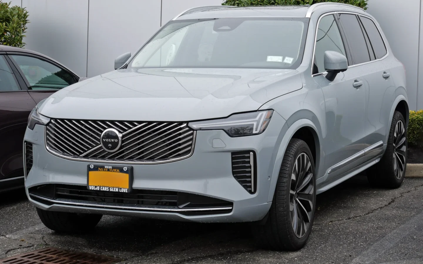 Volvo XC90 restylé gris clair vu de trois quarts avant ; configuration étrangère non contractuelle