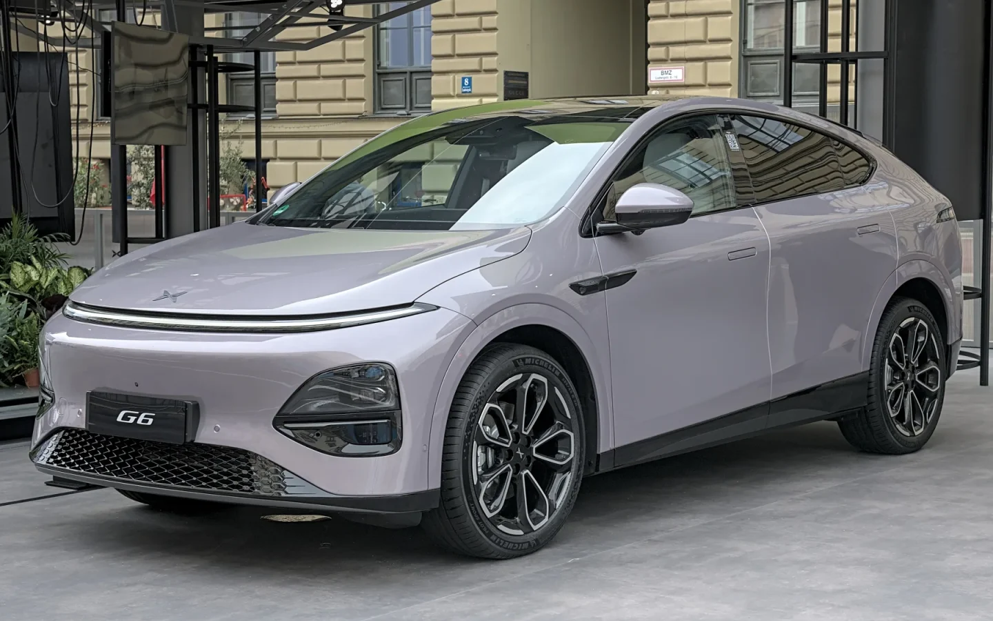 Nouveau XPENG G6 gris vu de trois quarts avant à l'IAA ; configuration étrangère non contractuelle