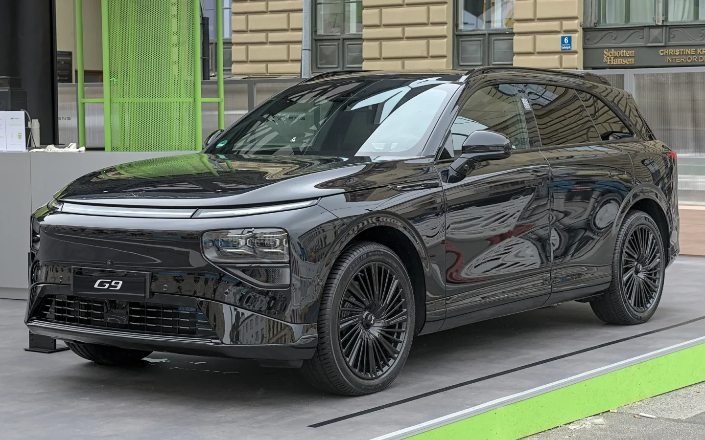 Nouveau XPENG G9 noir vu de trois quarts avant à l'IAA ; configuration étrangère non contractuelle