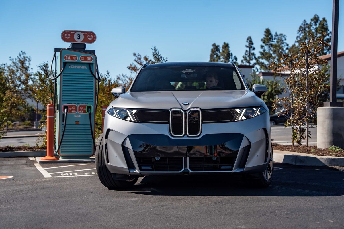 BMW iX5 : une démonstration de recharge à 460 kW, avec quelles limites ? / BMW iX5: تجربة شحن بقدرة 460 كيلوواط وحدود الاستفادة منها