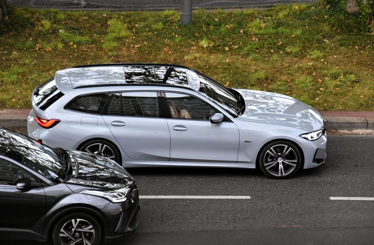 BMW 320d illustrative ; véhicule non identifié dans la flotte HVO. / صورة توضيحية لـBMW 320d؛ لم تثبت مشاركتها في التجربة.