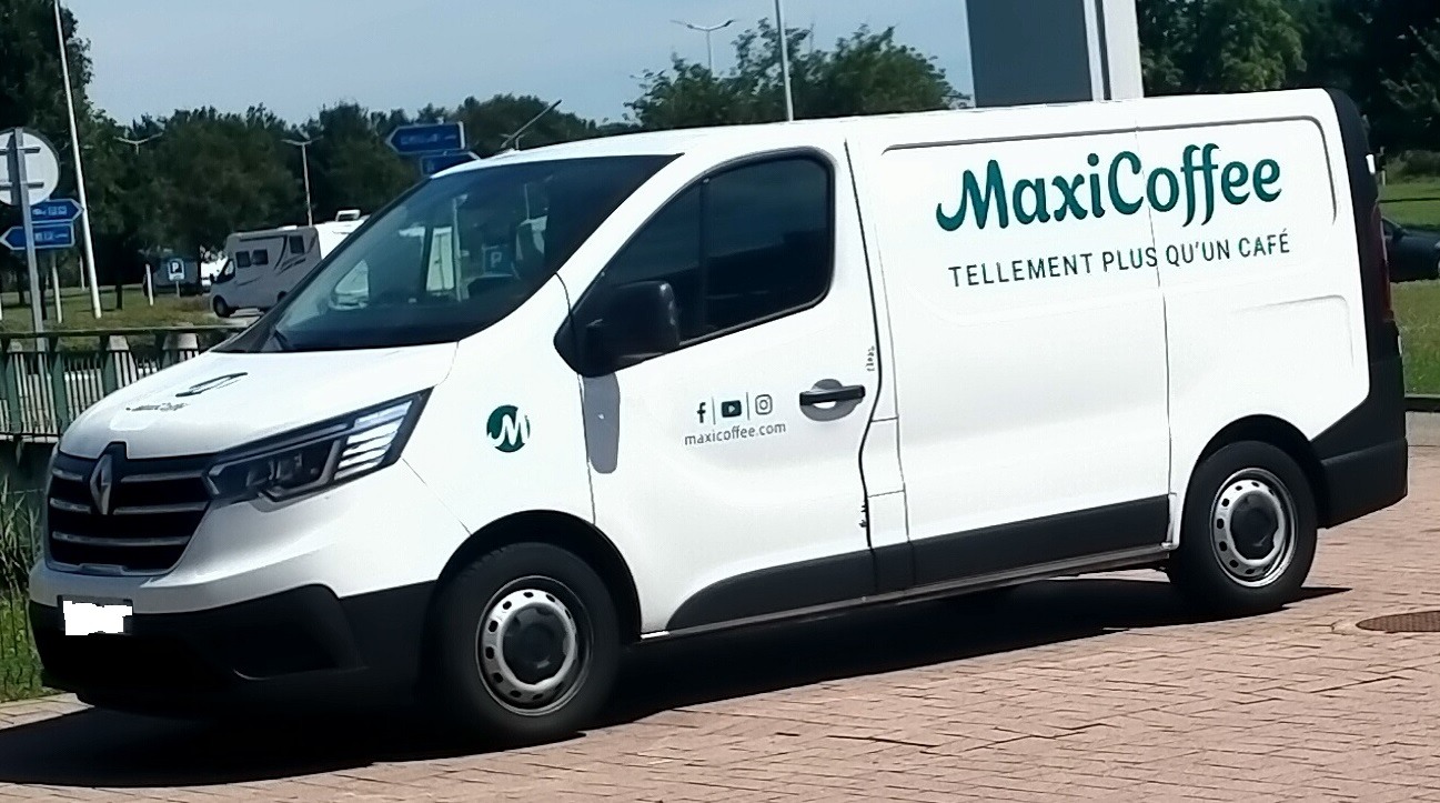 Renault Trafic antérieur, France : illustration de la famille, pas des nouveautés 2026. / ترافيك سابقة في فرنسا؛ صورة توضيحية وليست لتحديثات 2026.